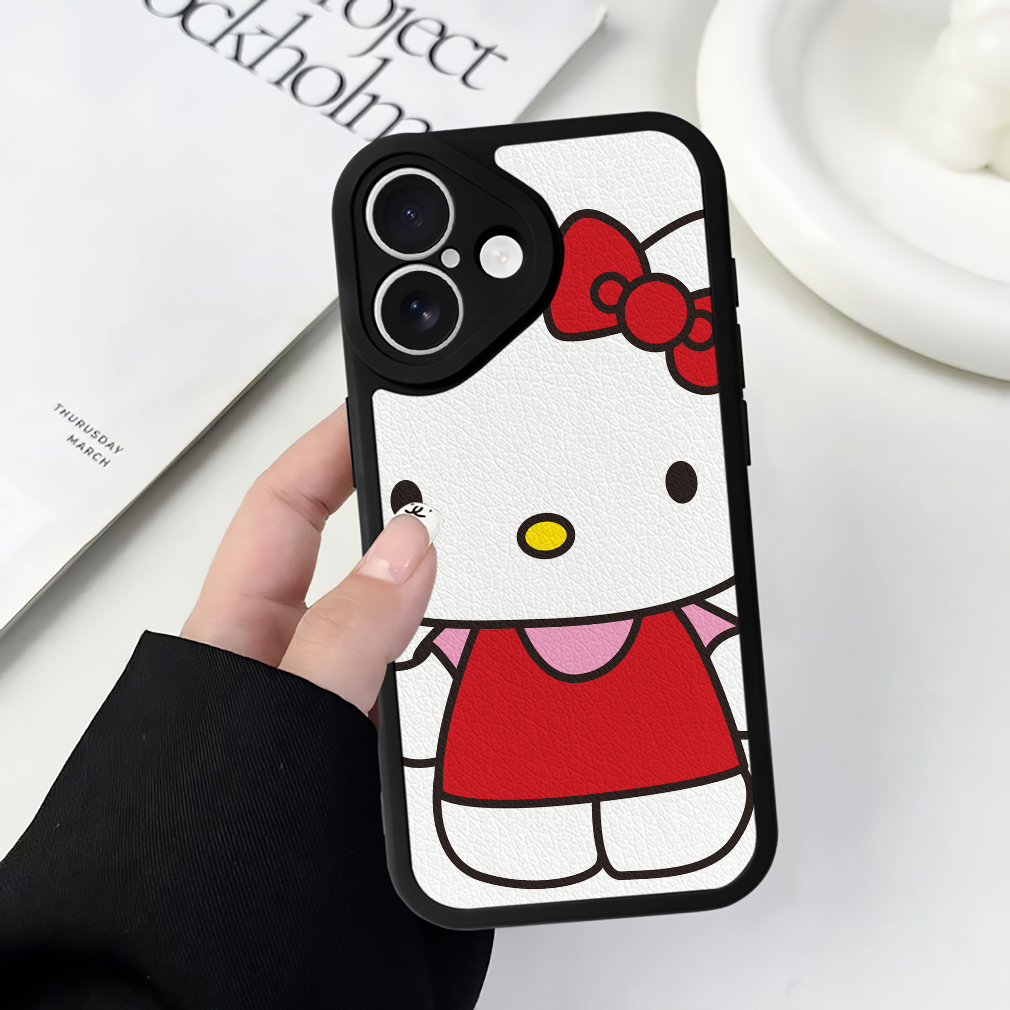 （画像用） Hello Kitty ハローキティ 【iPhone 16シリーズ対応】シリコンスマホケース（レザー調） 材質：シリコン